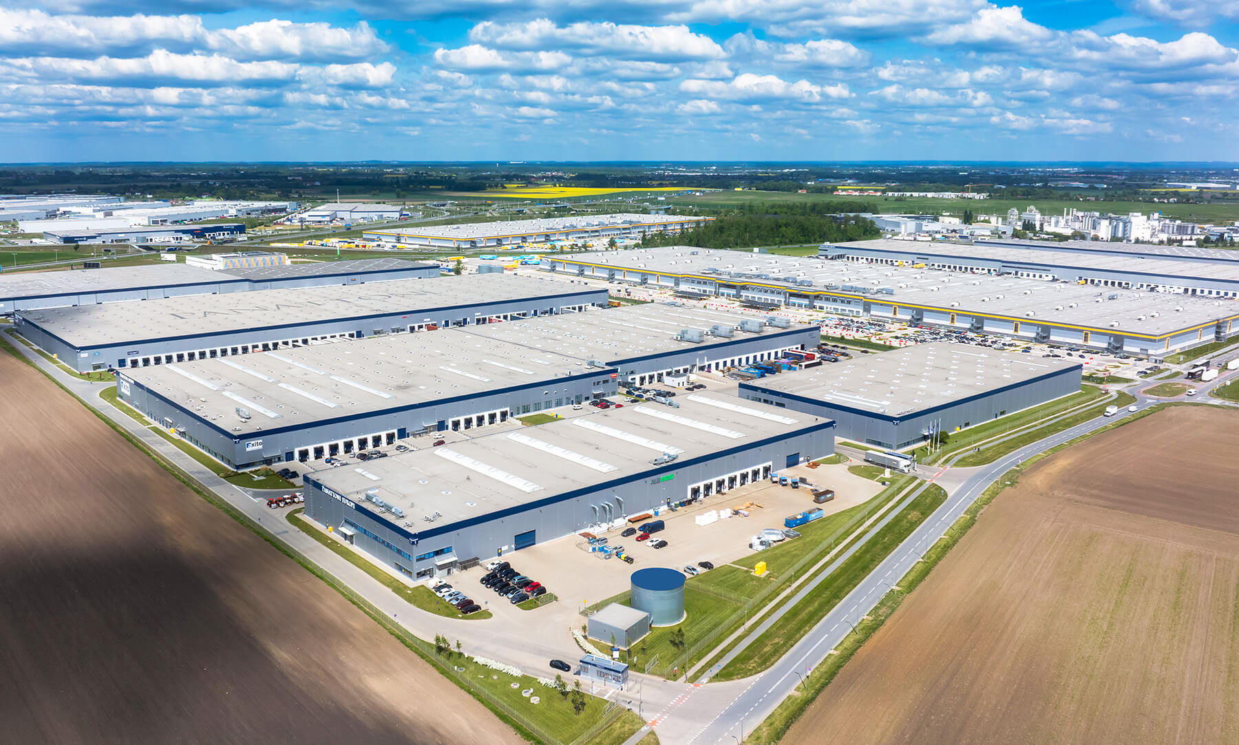 Fotografia nieruchomości magazynowej z drona - Impatientstudio.pl